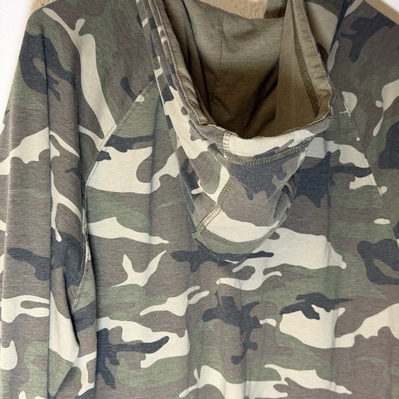 Camouflage Hoodie - Tee with front pocket - Picture 7 of 16